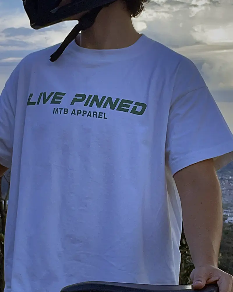 Detalle del print LIVE PINNED al frente