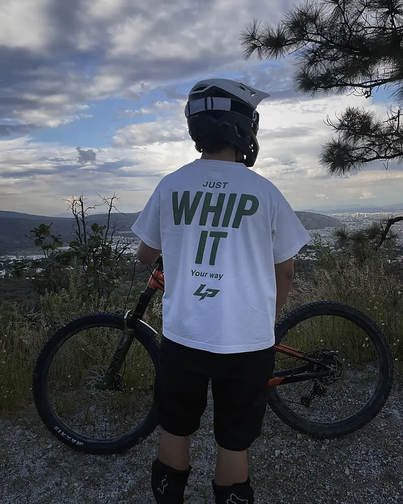 Rider de espaldas con la Whip It blanca al atardecer