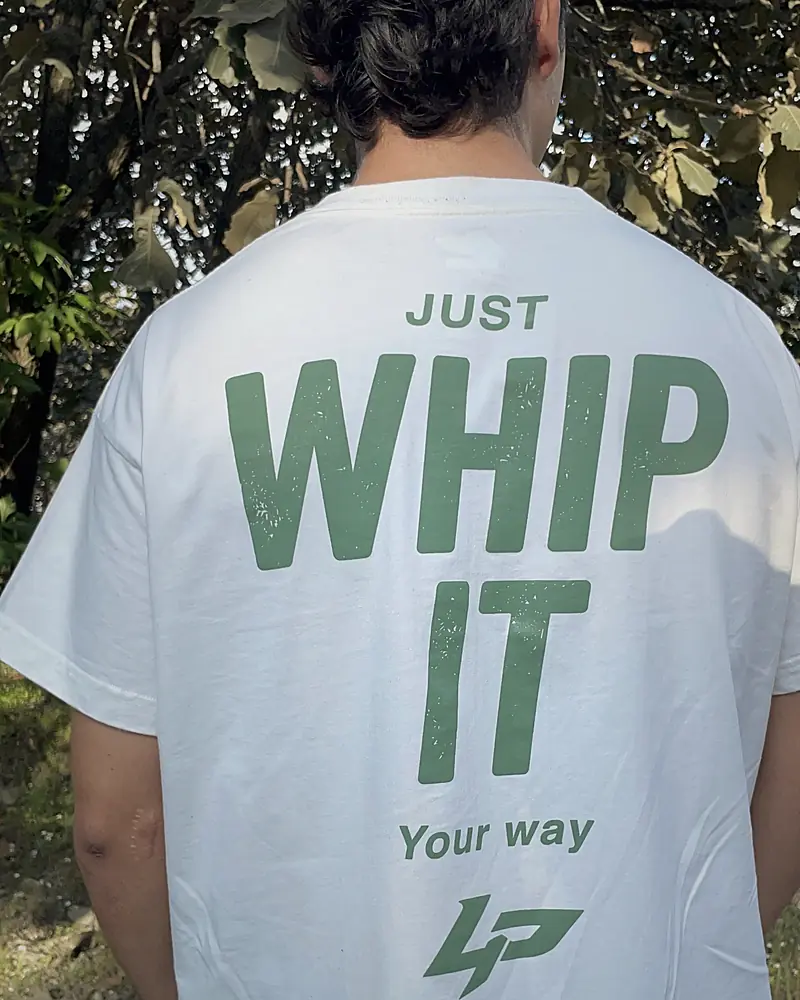 Print WHIP IT en la espalda de la playera blanca